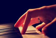 [国际足球]曼联力克曼城 夺得足总杯冠.